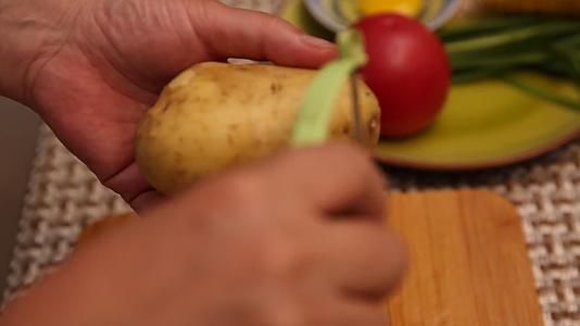 厨师削土豆切土豆视频的预览图