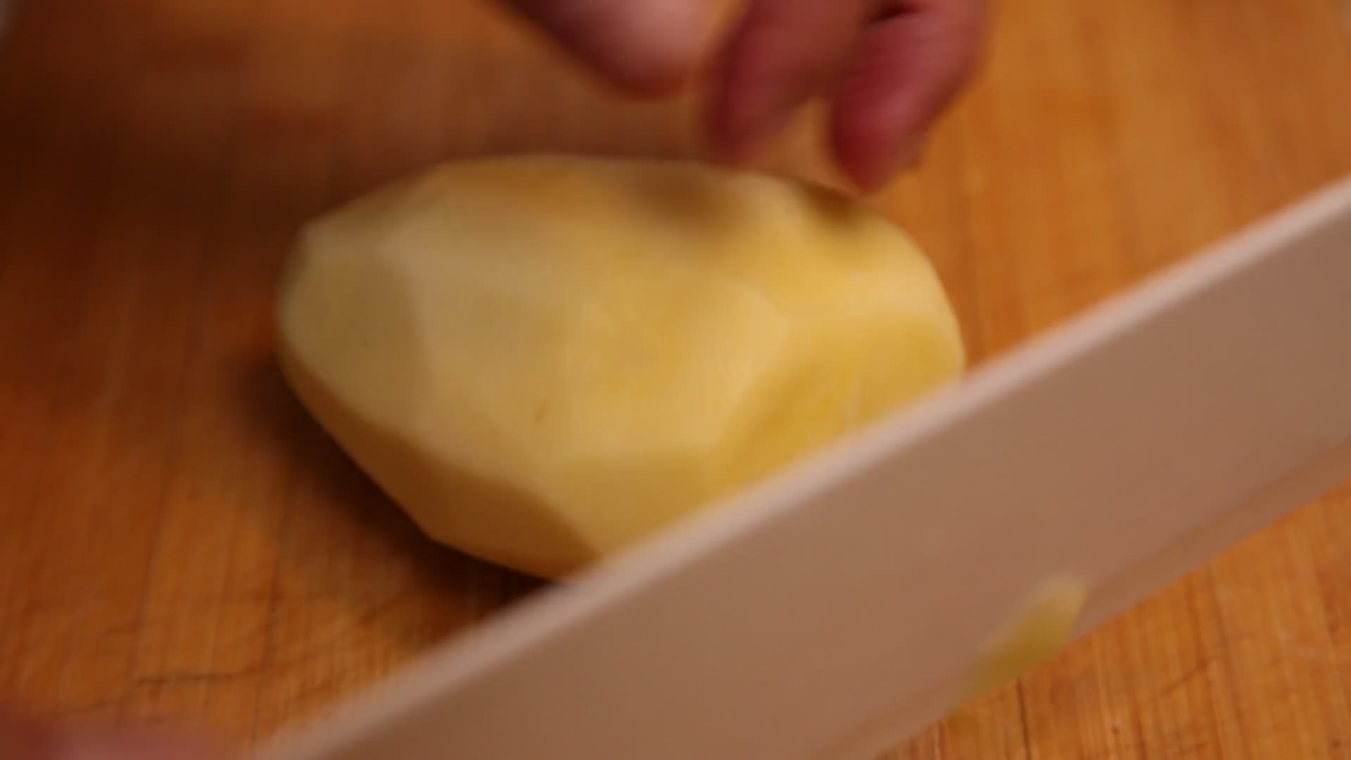 厨师削土豆切土豆视频的预览图