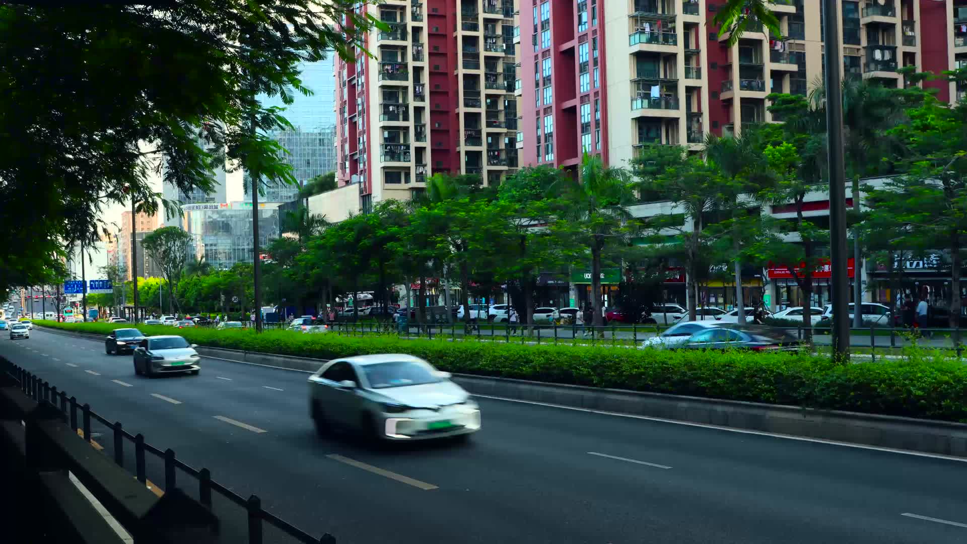 公路人流车流马路人行道大城市繁忙上班族城市交通夜景视频的预览图