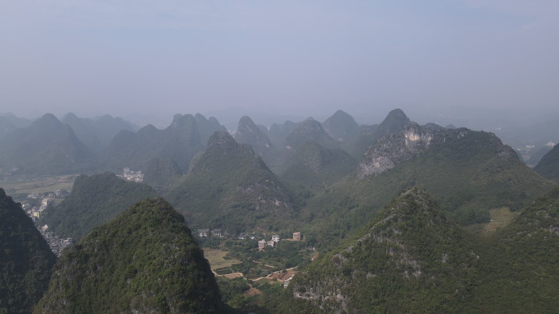 广西桂林奇山航拍视频的预览图