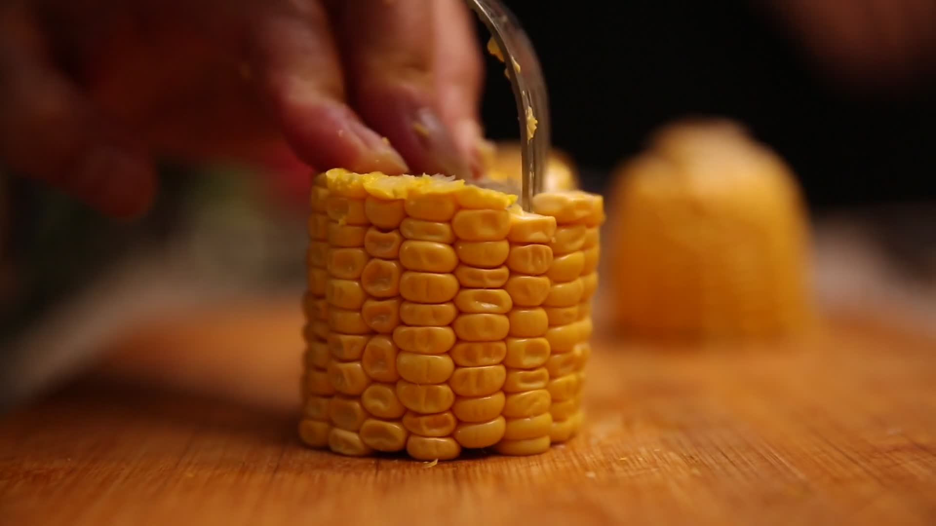 切甜玉米剥玉米粒视频的预览图