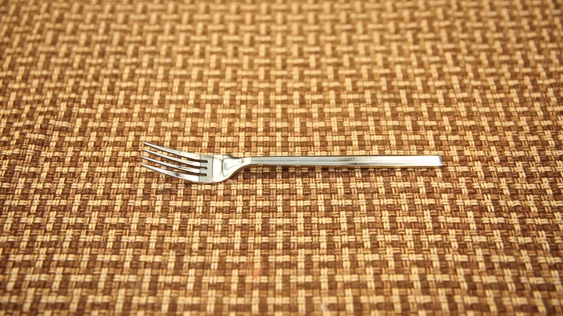 西餐餐具金属叉子视频的预览图