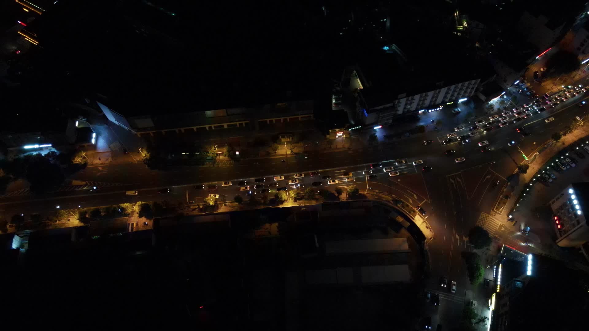 俯拍城市夜景交通拥堵的车辆视频的预览图
