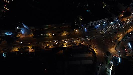 俯拍城市夜景交通拥堵的车辆视频的预览图