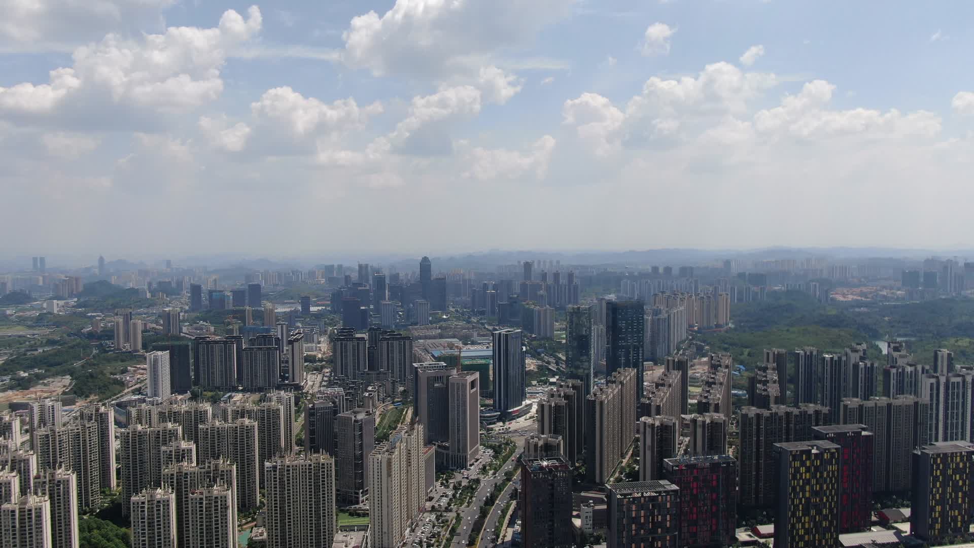 航拍贵州贵阳城市天际线蓝天白云视频的预览图