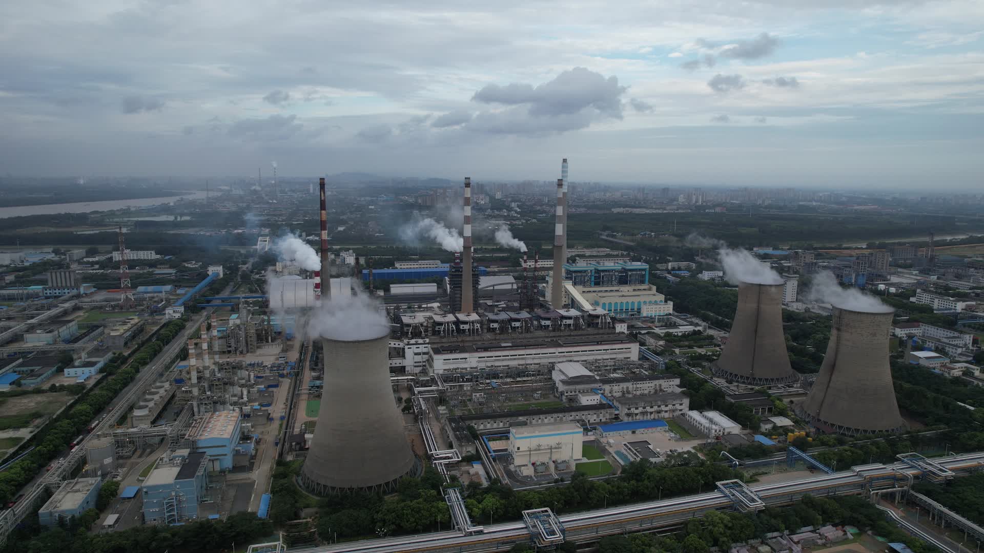 4K航拍石油化工厂工业生产视频的预览图