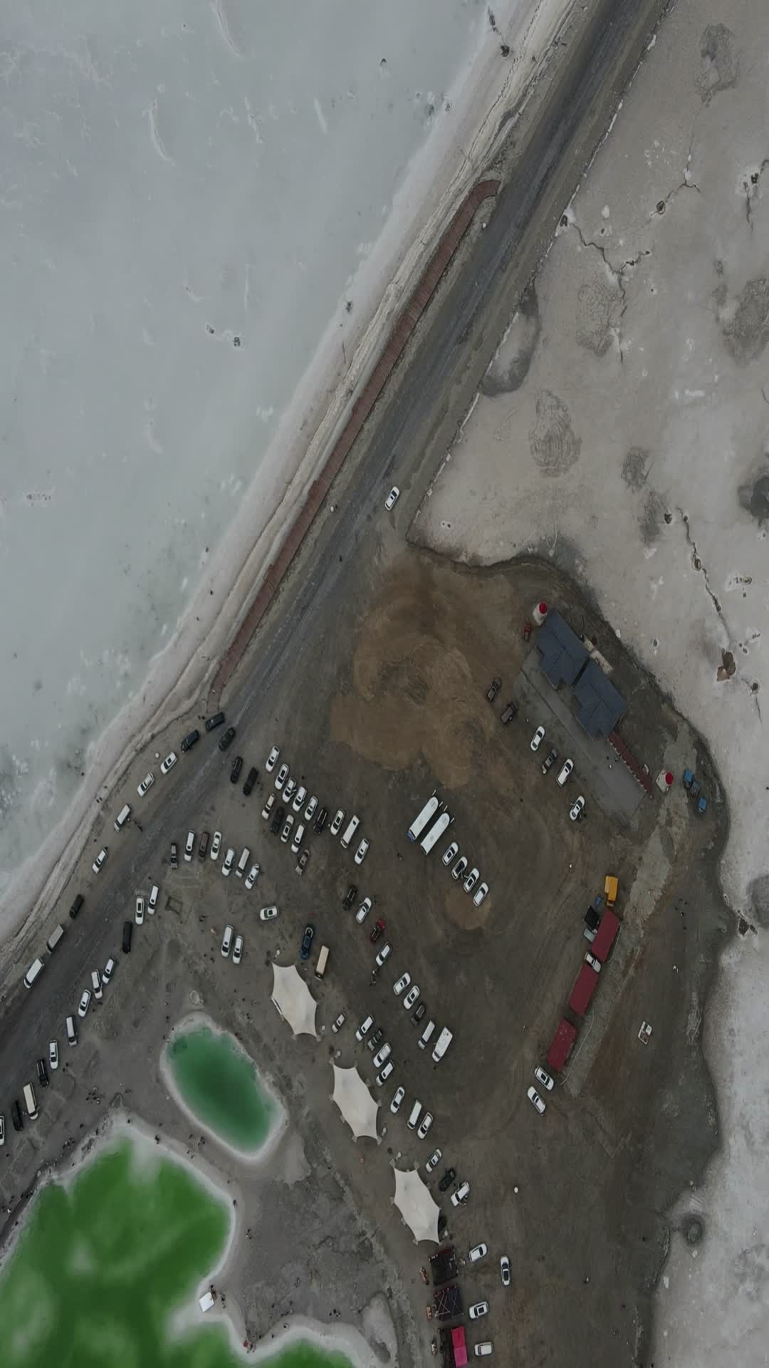 青海海西翡翠湖自然风光4k航拍竖拍视频的预览图