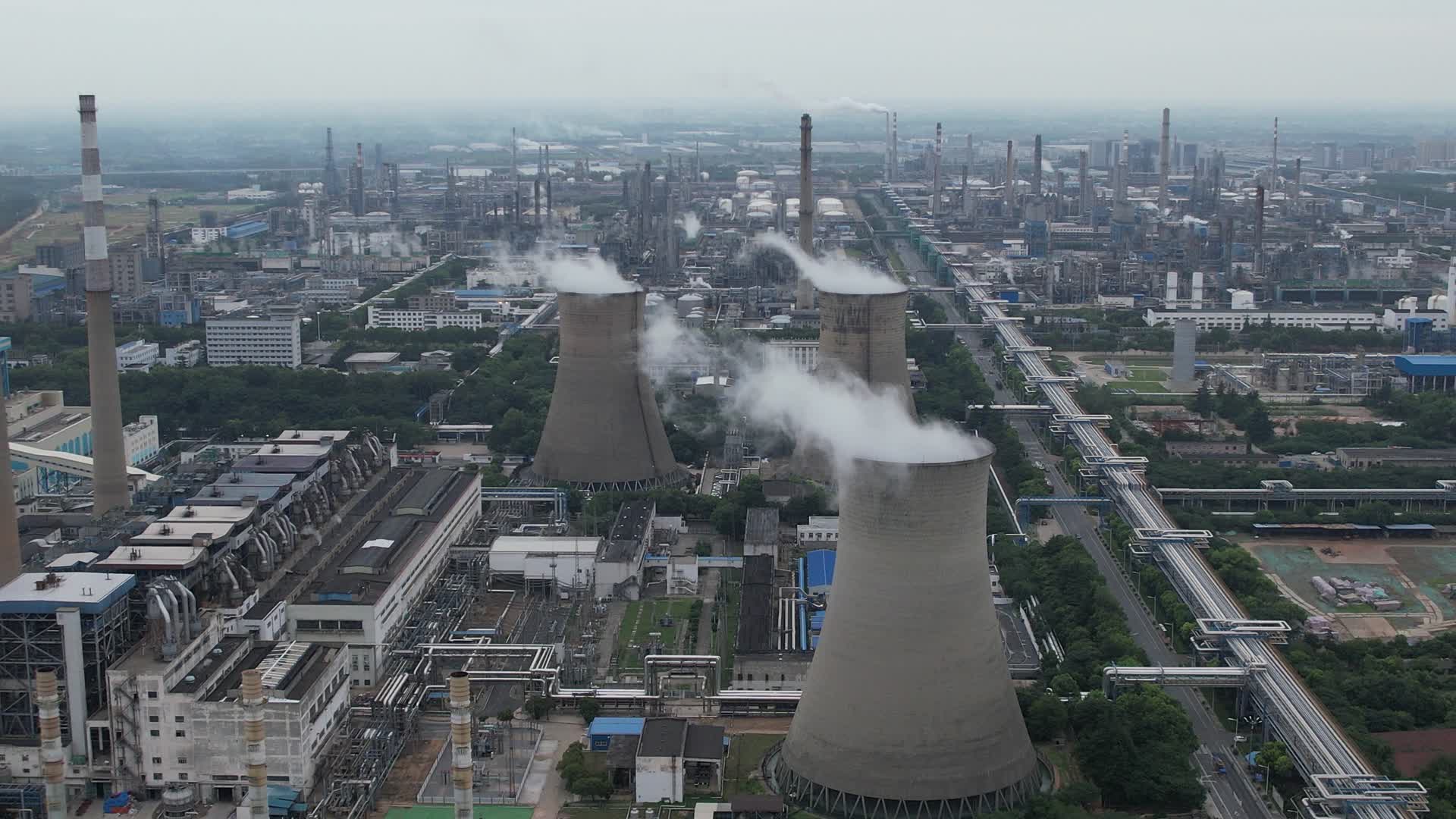 4K航拍化工企业化工厂生产设备大烟囱污染排放视频的预览图