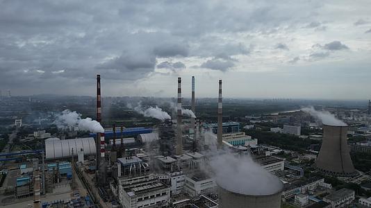 4K航拍化工企业化工厂生产设备大烟囱污染排放视频的预览图