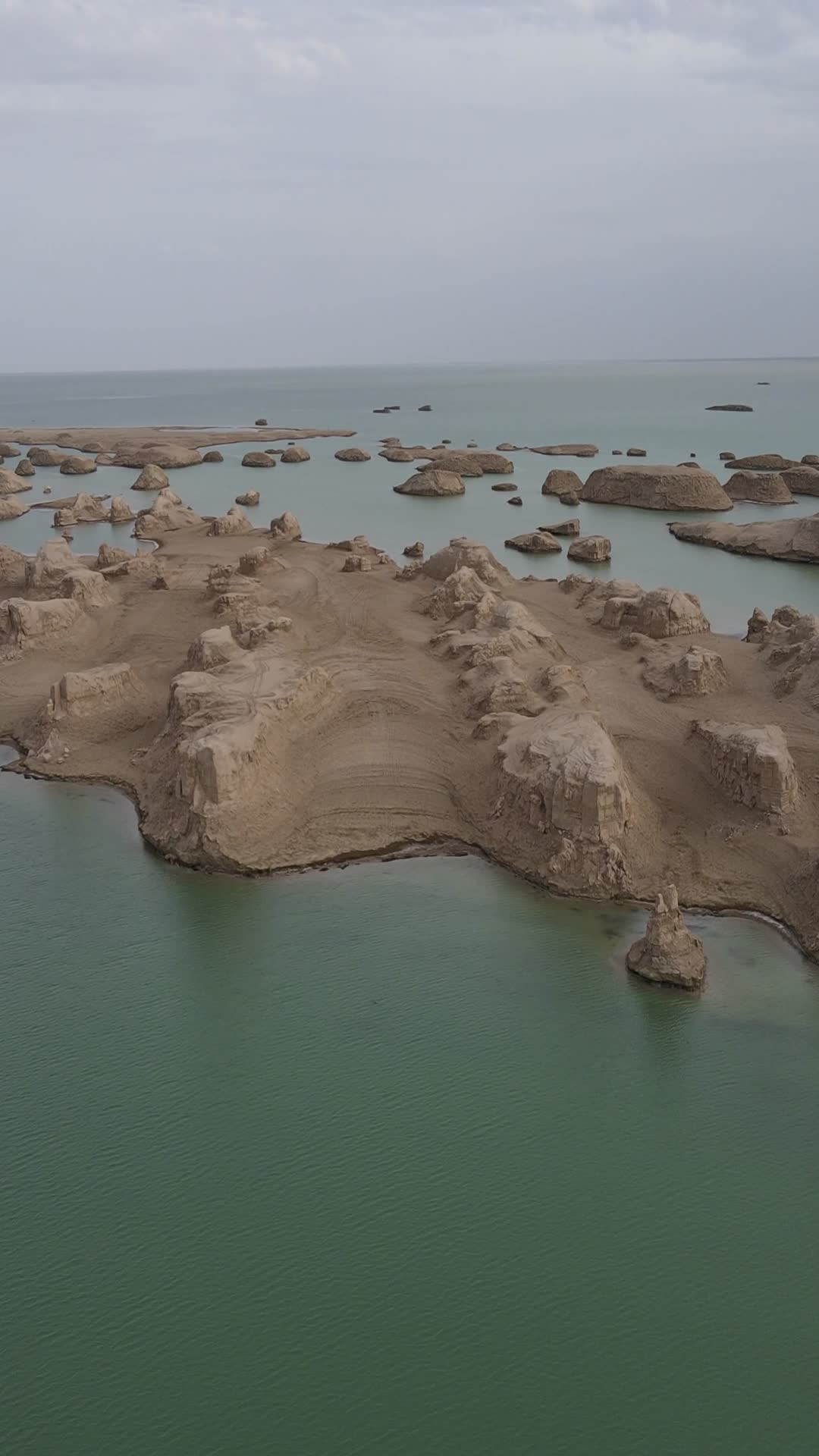 青海海西水上雅丹4k自然风光航拍竖拍视频的预览图