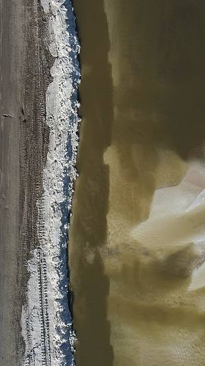 青海海西茫崖翡翠湖4k航拍竖拍视频的预览图