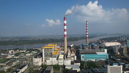 4K航拍化工厂钢铁厂环境污染大烟囱冒烟视频的预览图
