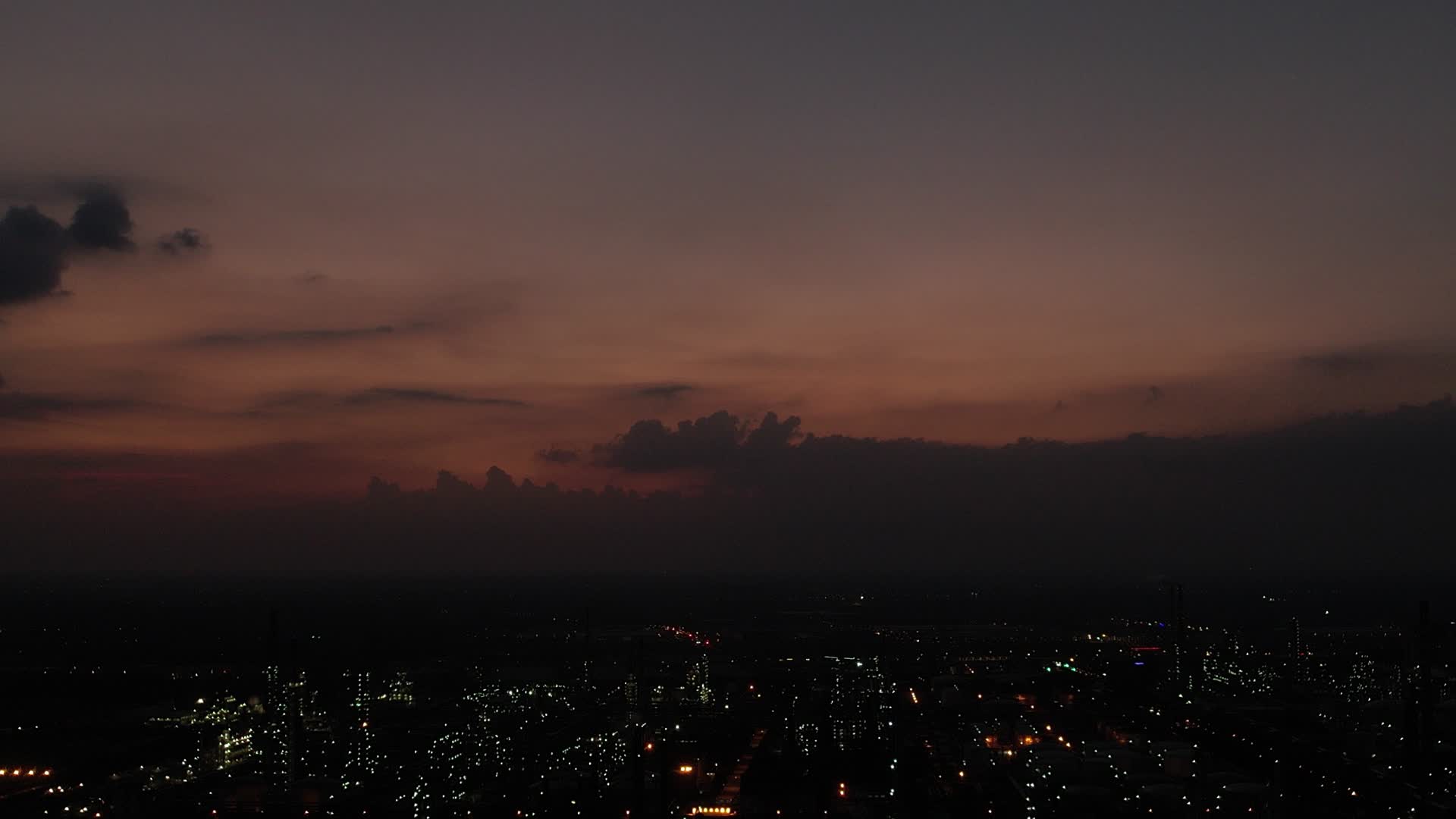 4K航拍化工厂区夜景晚霞自然美景视频的预览图