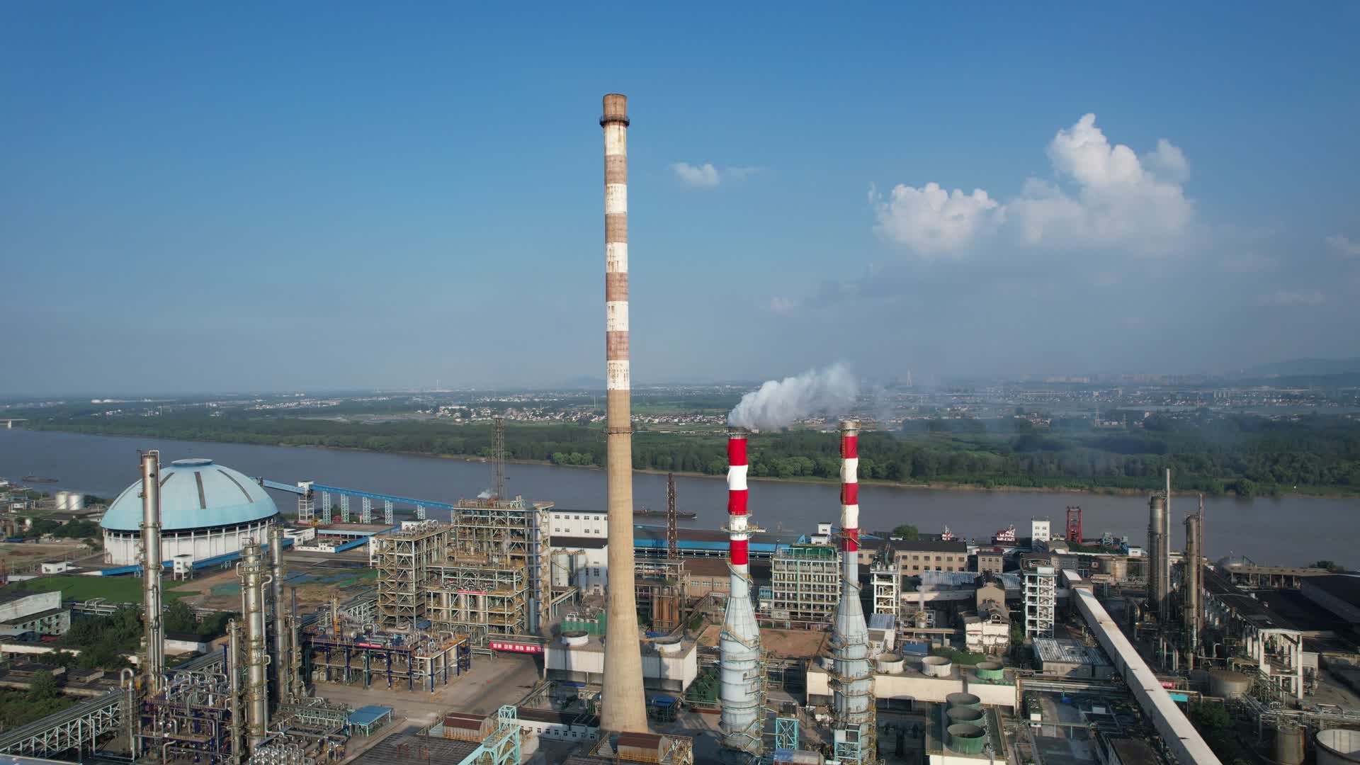4K航拍石油化工厂工业生产大烟囱视频的预览图