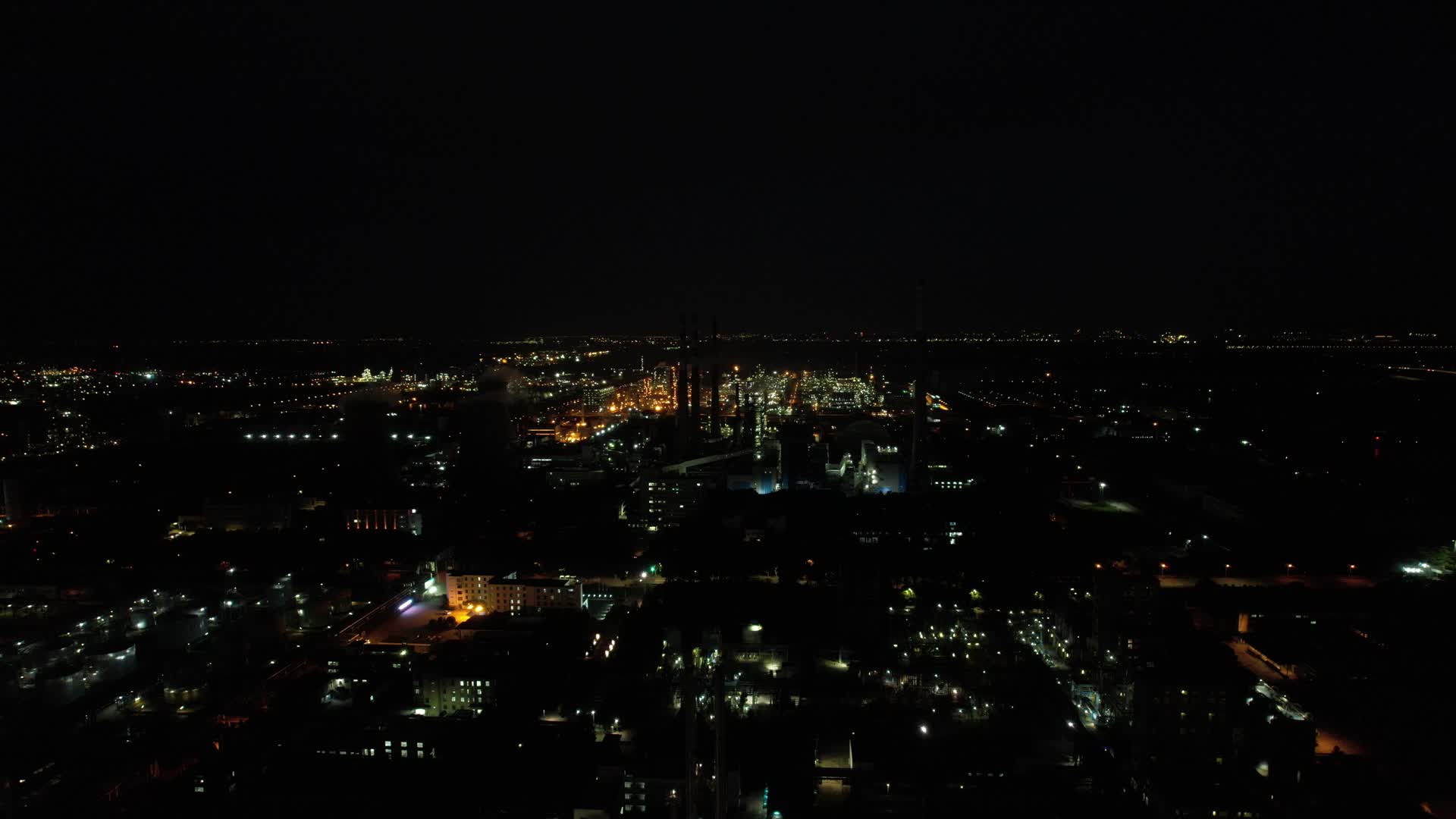 4K航拍石油化工厂夜景视频的预览图