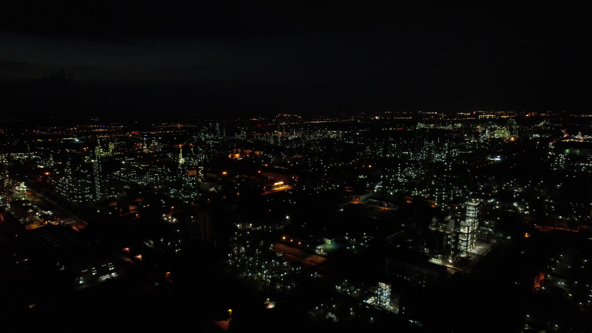 4K航拍石油化工厂工业夜景视频的预览图