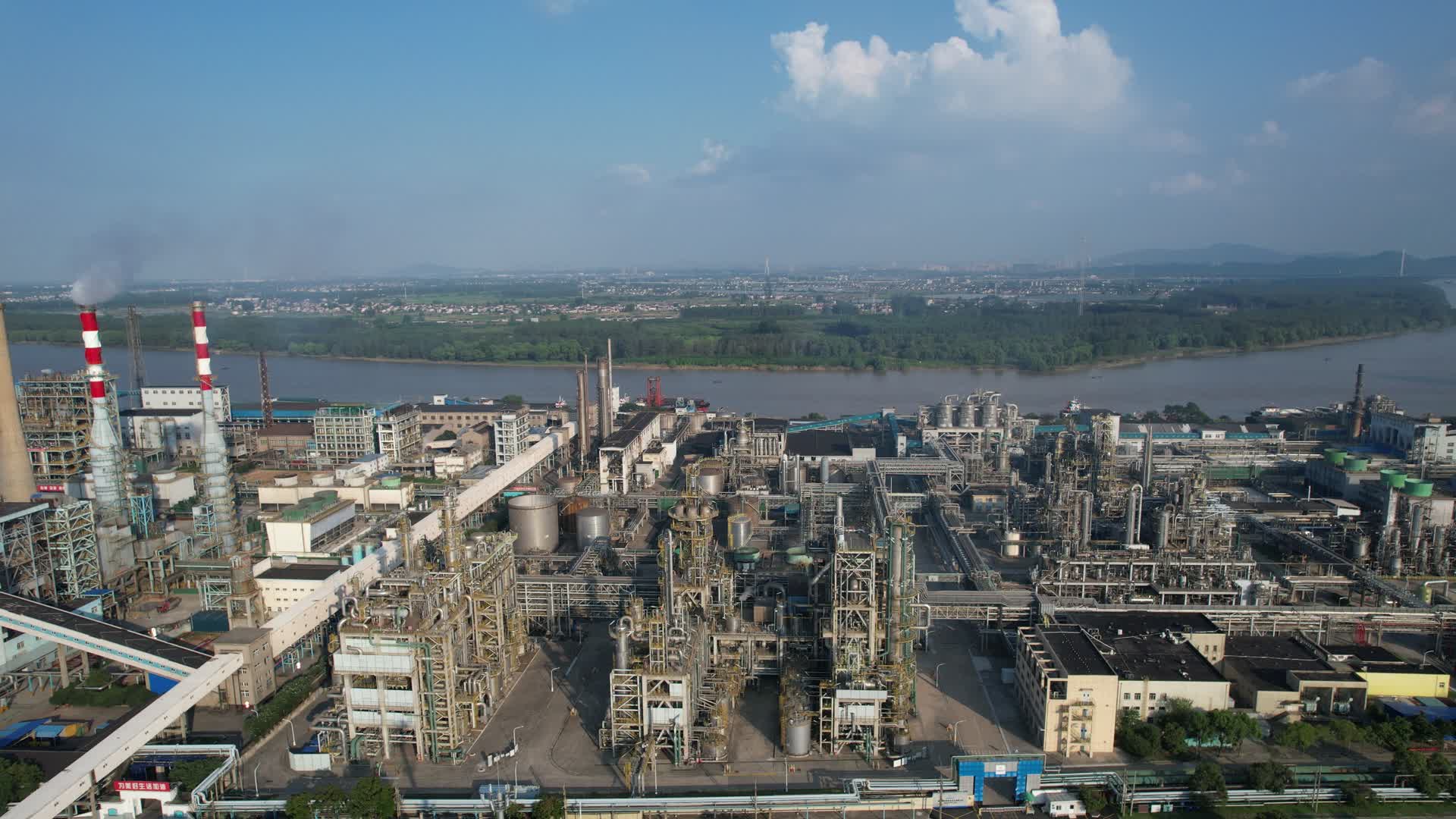 4K航拍石油化工厂工业生产视频的预览图