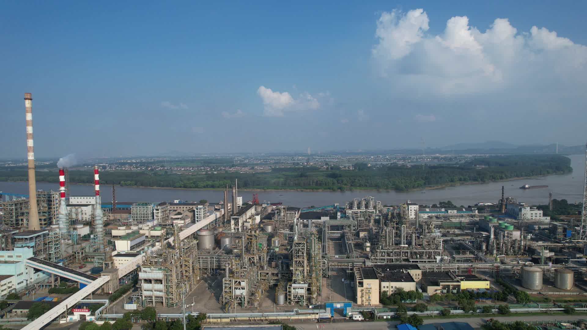 4K航拍化工厂钢铁厂环境污染大烟囱冒烟视频的预览图