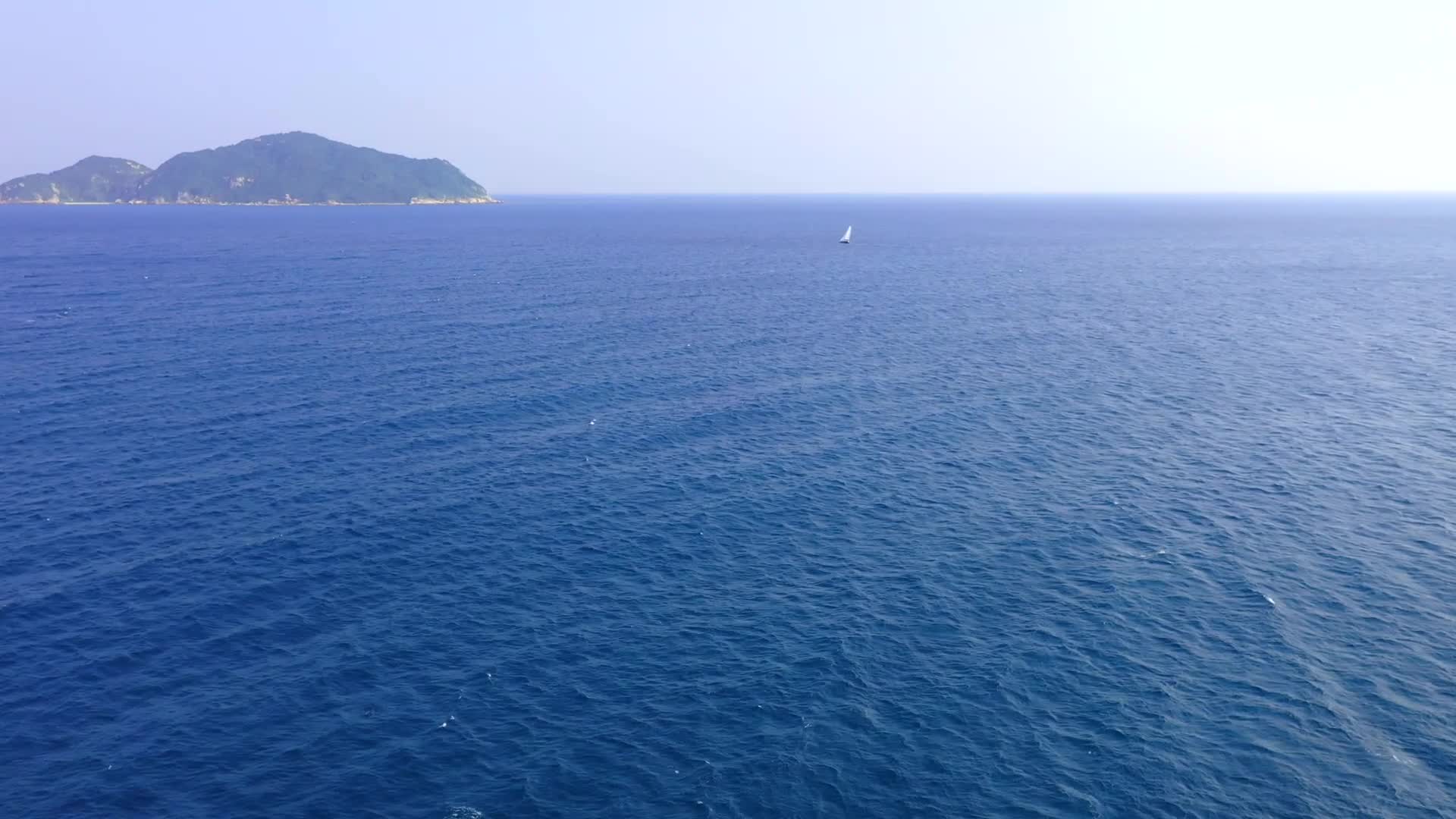 海上行驶的帆船视频的预览图
