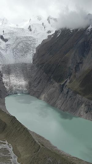 西藏布加雪山航拍自然风光4k竖拍视频的预览图
