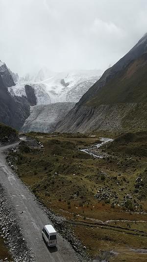 西藏布加雪山航拍自然风光4k竖拍视频的预览图