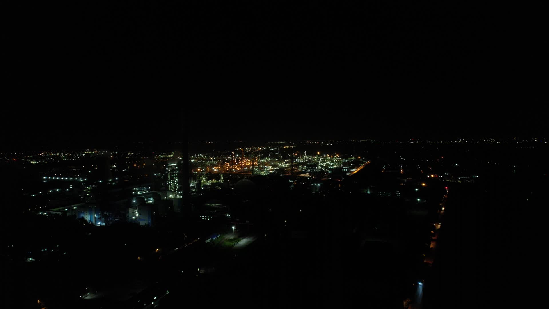 4K航拍化工厂区夜景视频的预览图