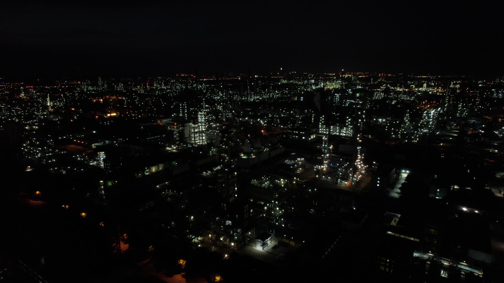 4K航拍化工厂区夜景视频的预览图