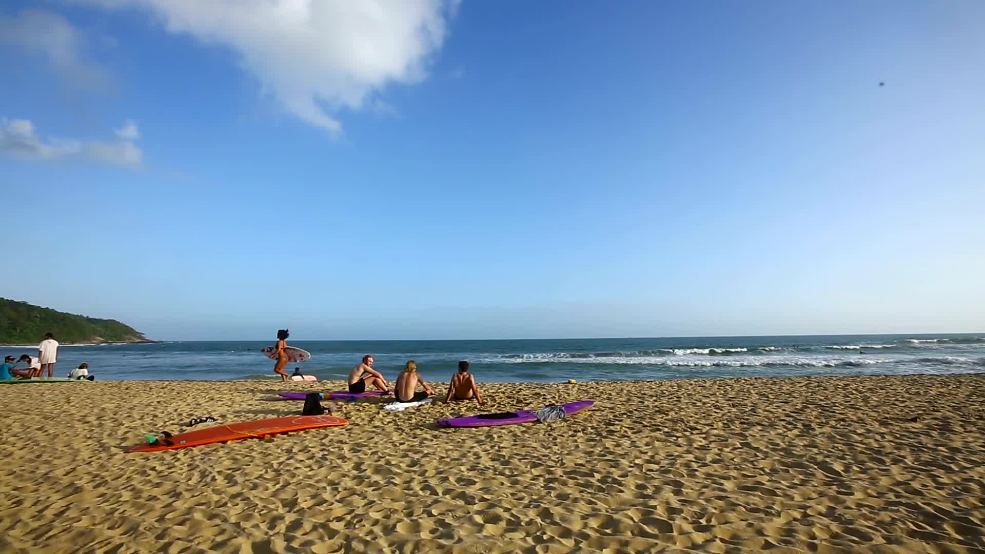 海南万宁日月湾的沙滩上休息的冲浪人视频的预览图