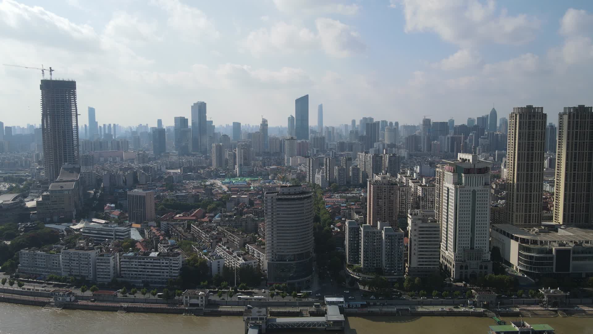 湖北武汉长边高楼建筑天际线航拍视频的预览图