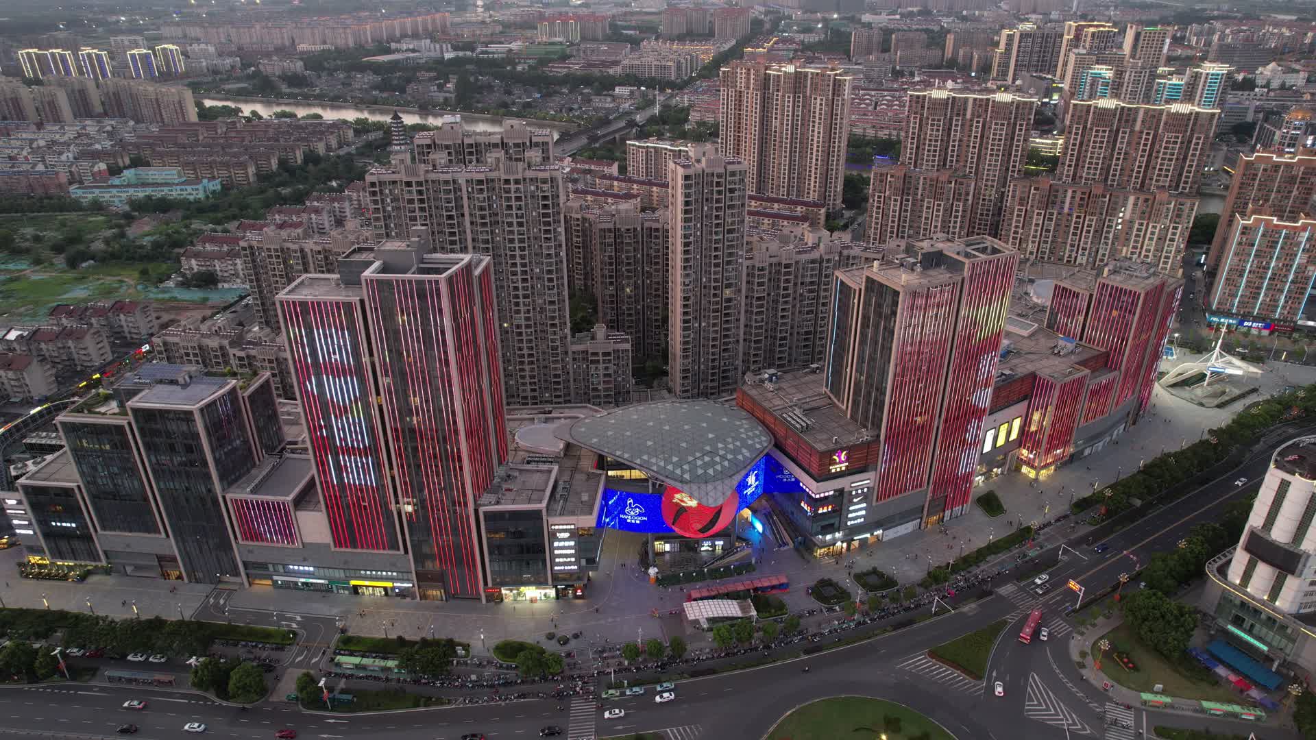 4K航拍南京城市地标六合欢乐港商业中心视频的预览图