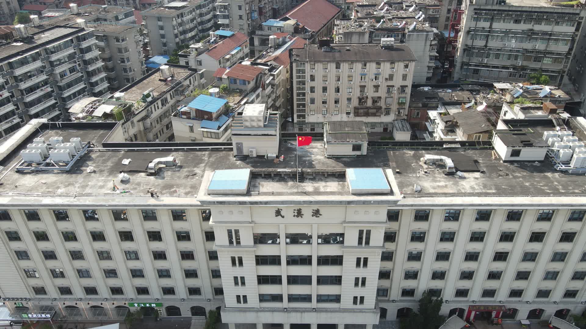 航拍湖北武汉港大楼视频的预览图