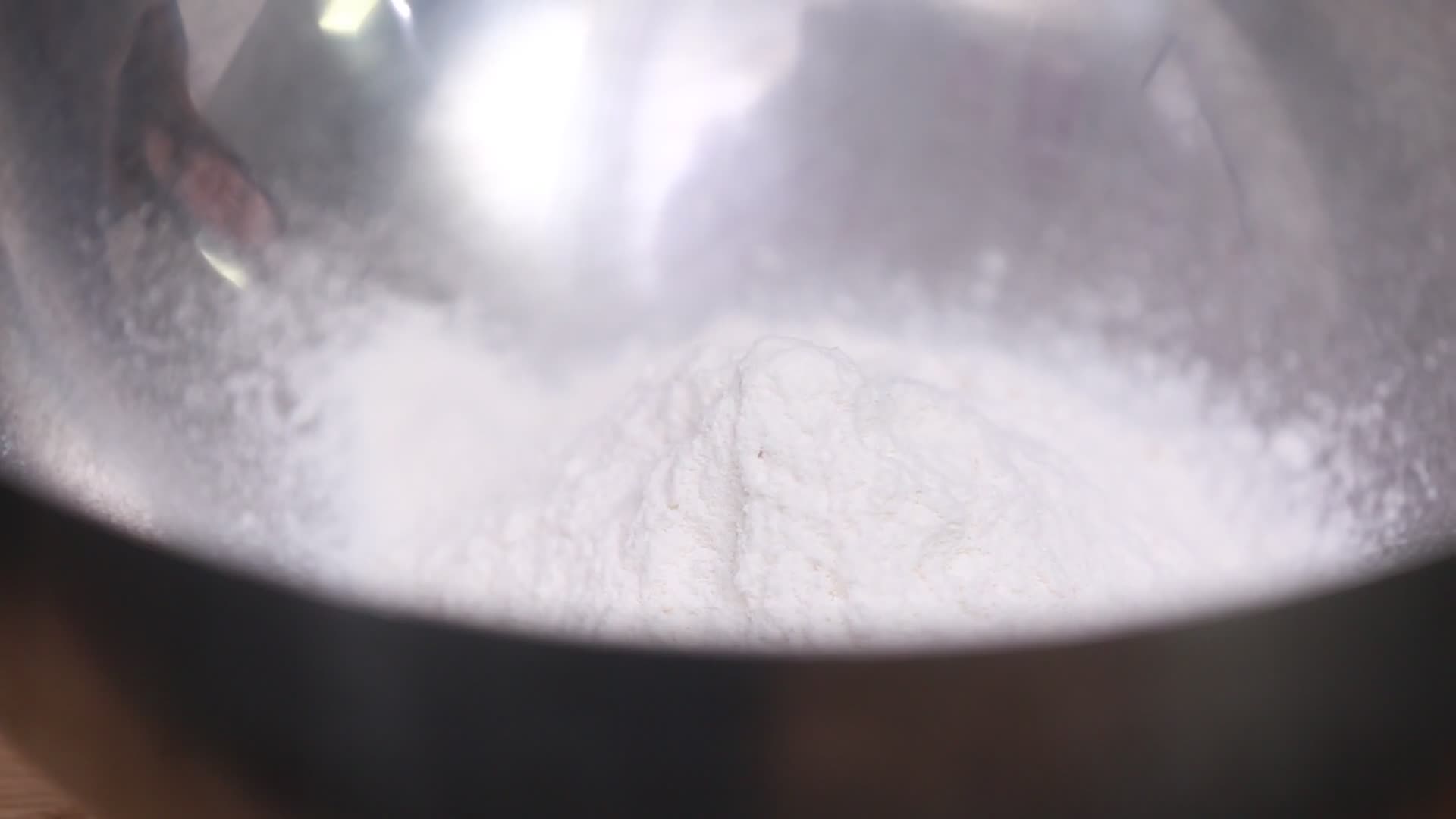 不锈钢盆倒面粉和面视频的预览图