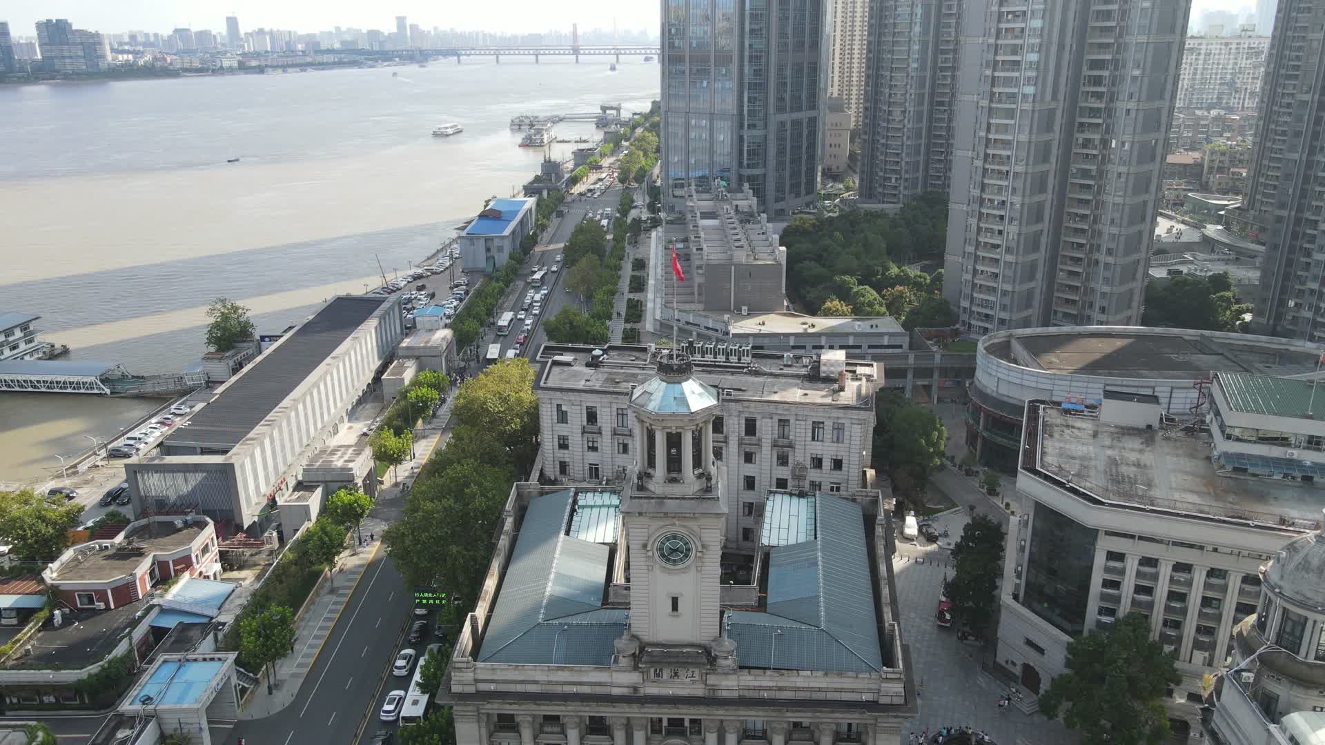 航拍湖北武汉江汉关大楼旧址博物馆视频的预览图