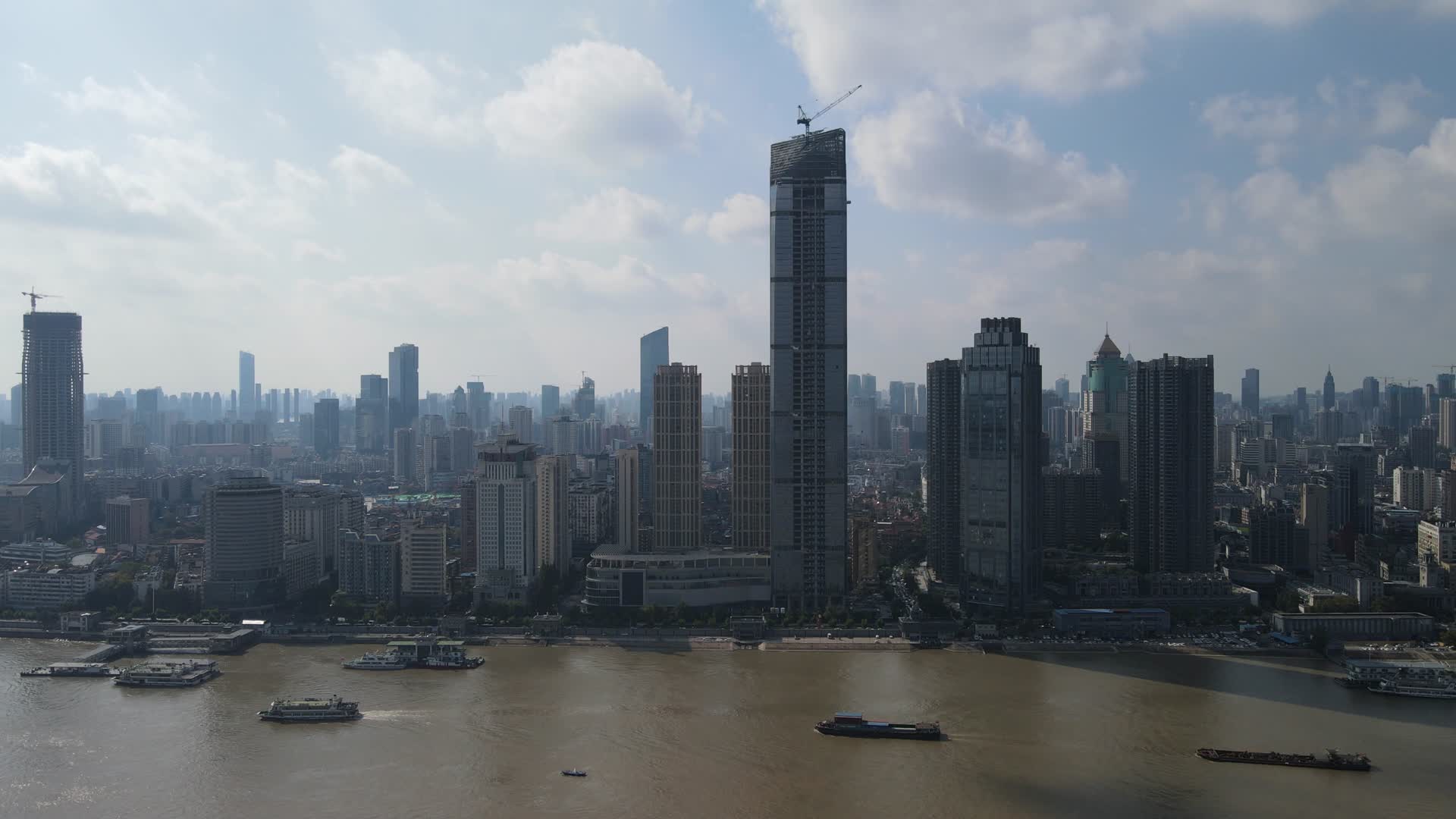 湖北武汉世纪中心高楼建筑天际线航拍视频的预览图