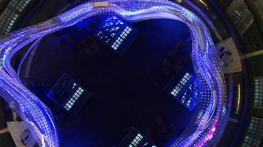 俯拍武汉城市圆形交通转盘夜景视频的预览图