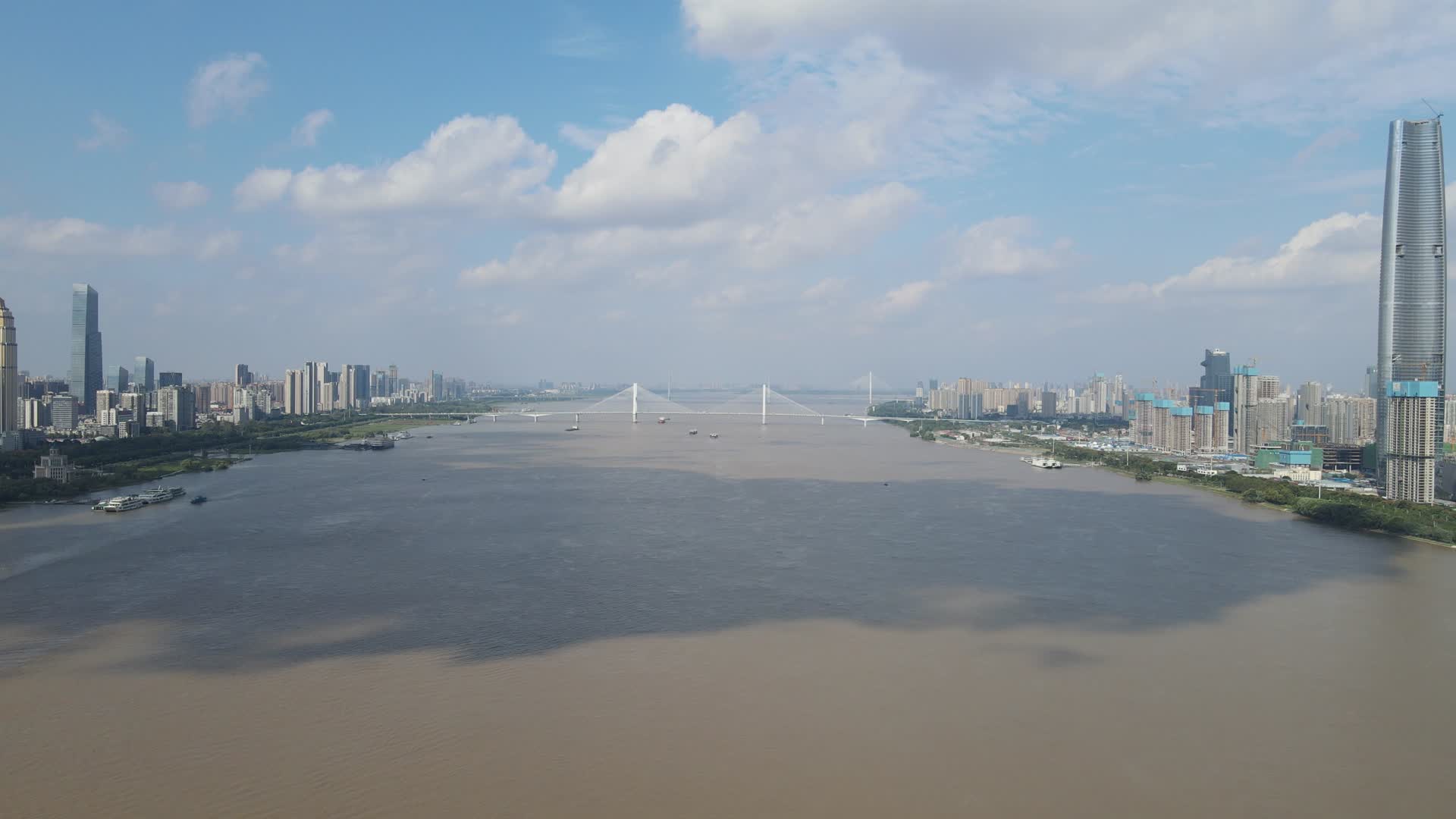 湖北武汉长江两岸高楼建筑航拍视频的预览图