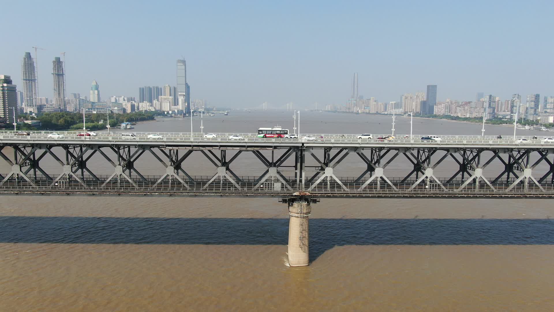 湖北武汉长江大桥航拍视频的预览图