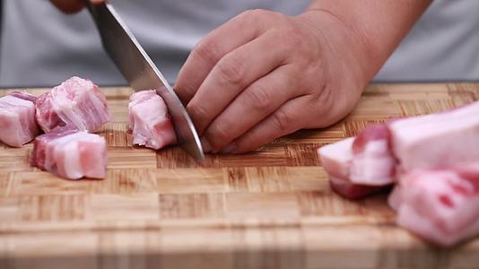 厨师切猪肉视频的预览图