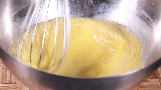 打蛋器发鸡蛋制作甜点视频的预览图