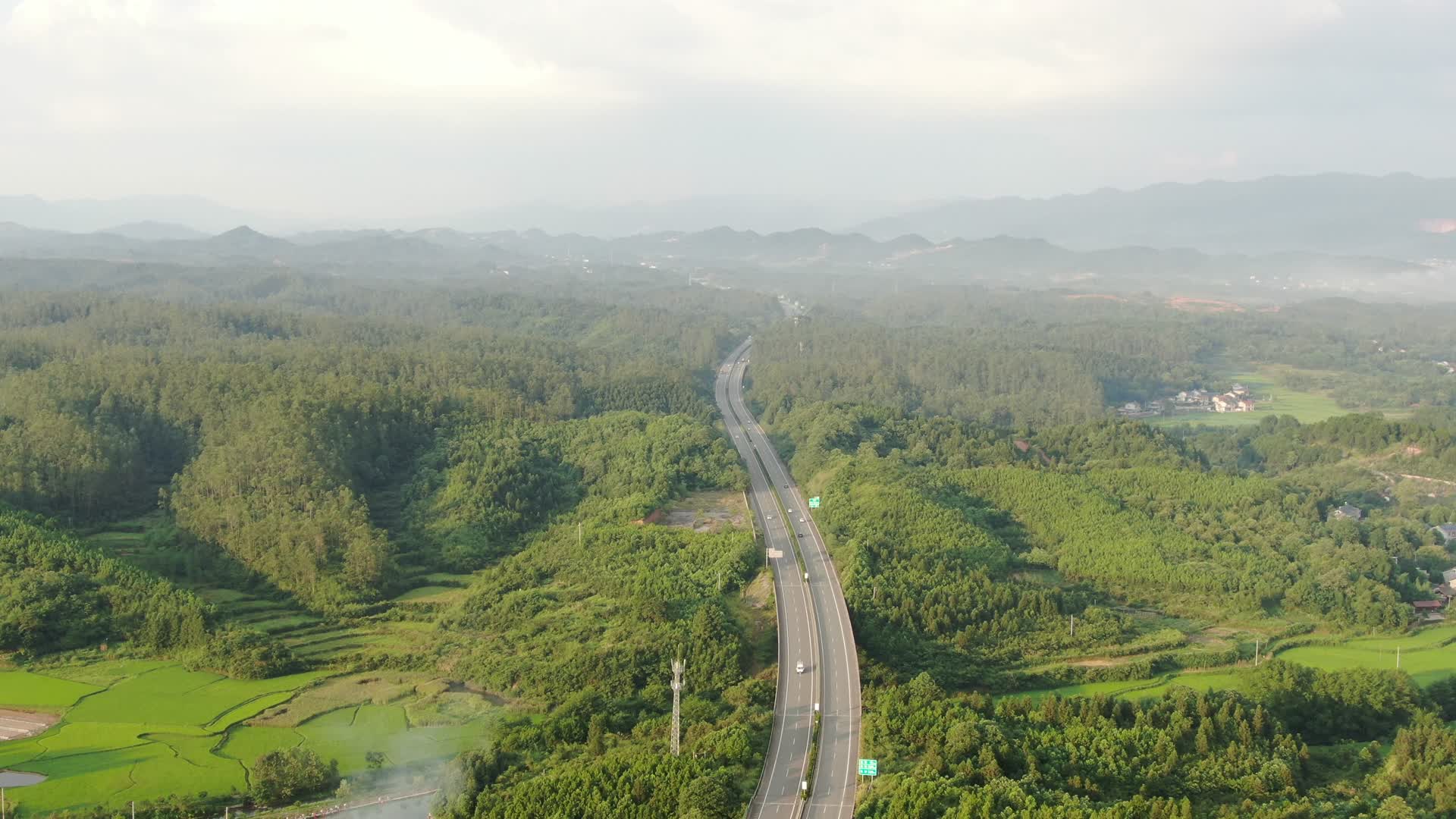 航拍高速路穿越山川丘陵视频的预览图
