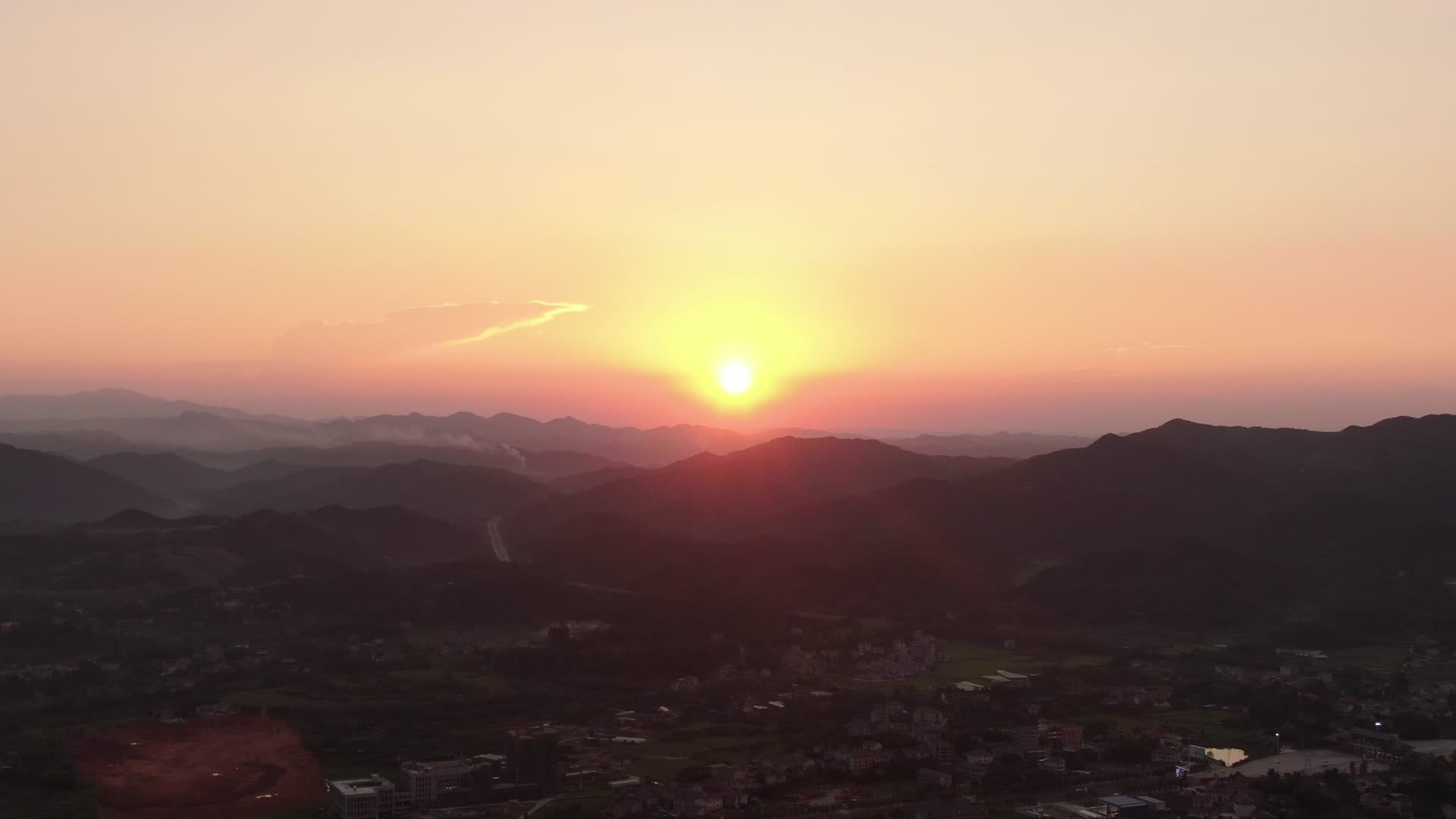 航拍大自然日落晚霞夕阳西下视频的预览图