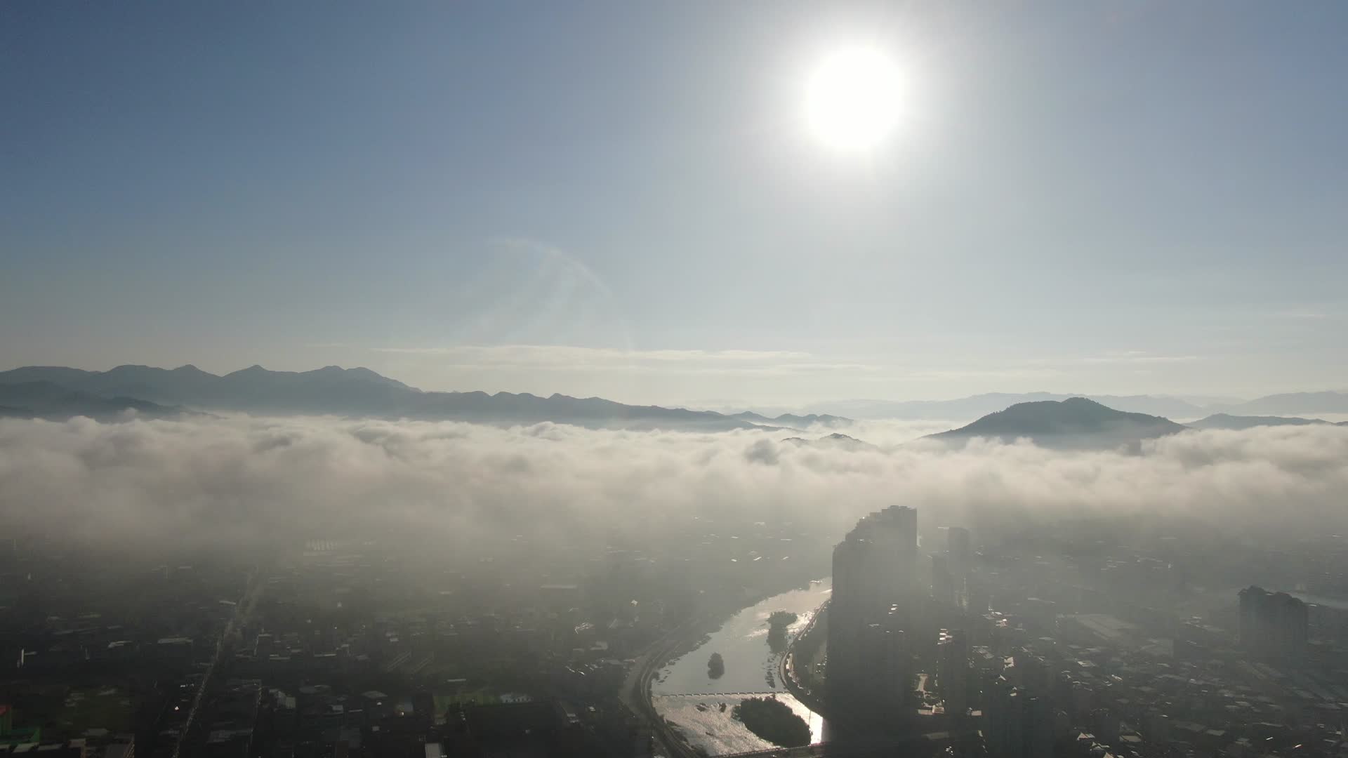 云层之上云雾缭绕航拍视频的预览图