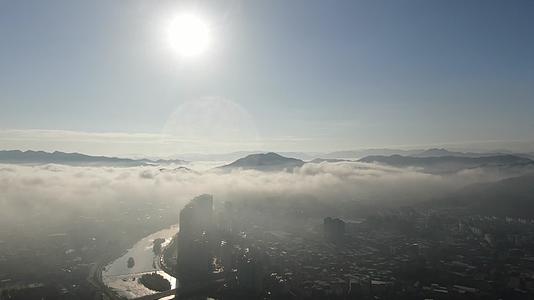 城市云层之上云雾缭绕航拍视频的预览图