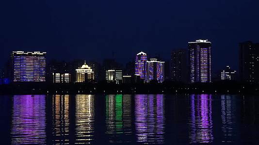夜景江水和城市楼房视频的预览图