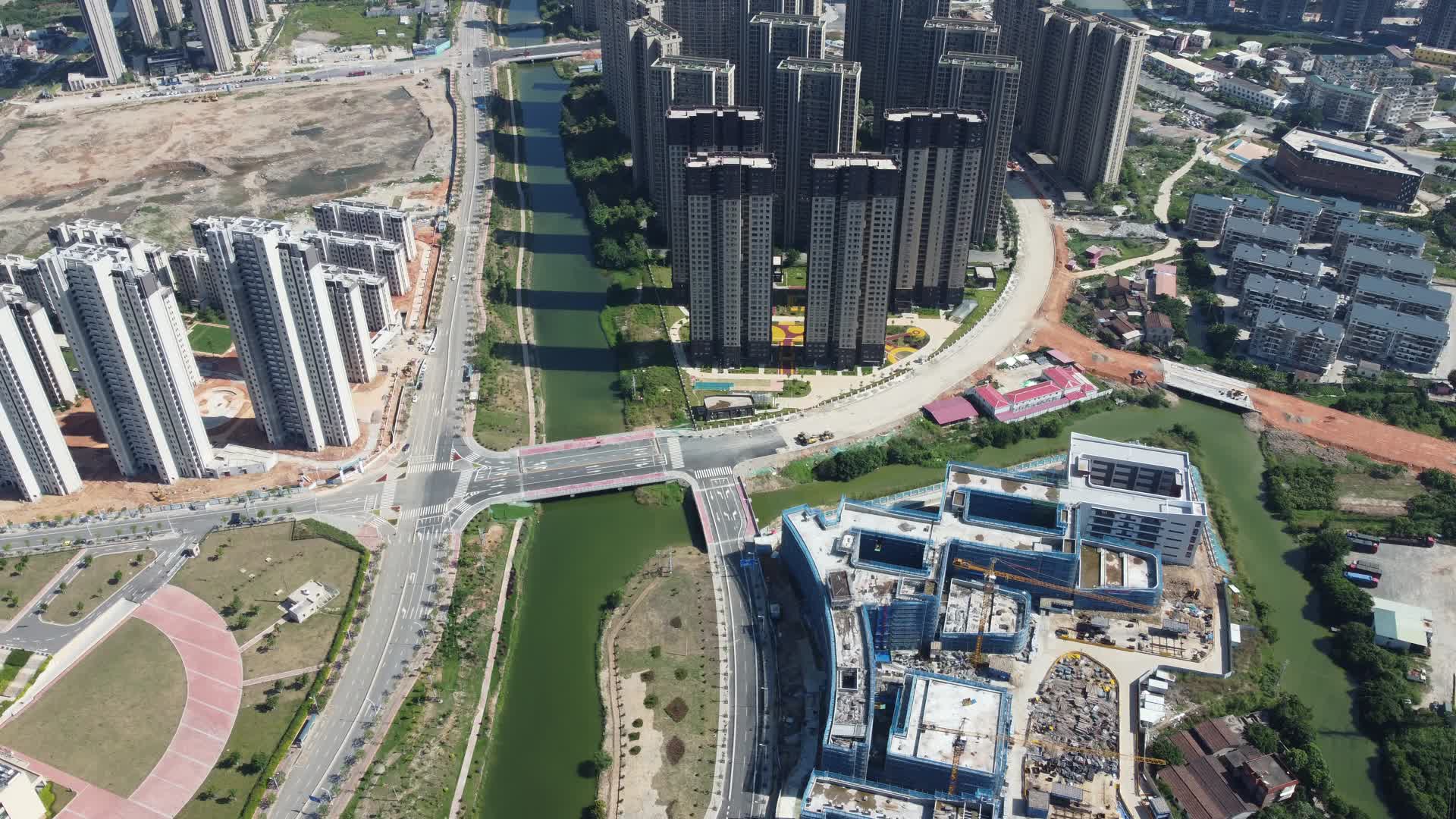 航拍莆田涵江保利城4K实拍视频视频的预览图
