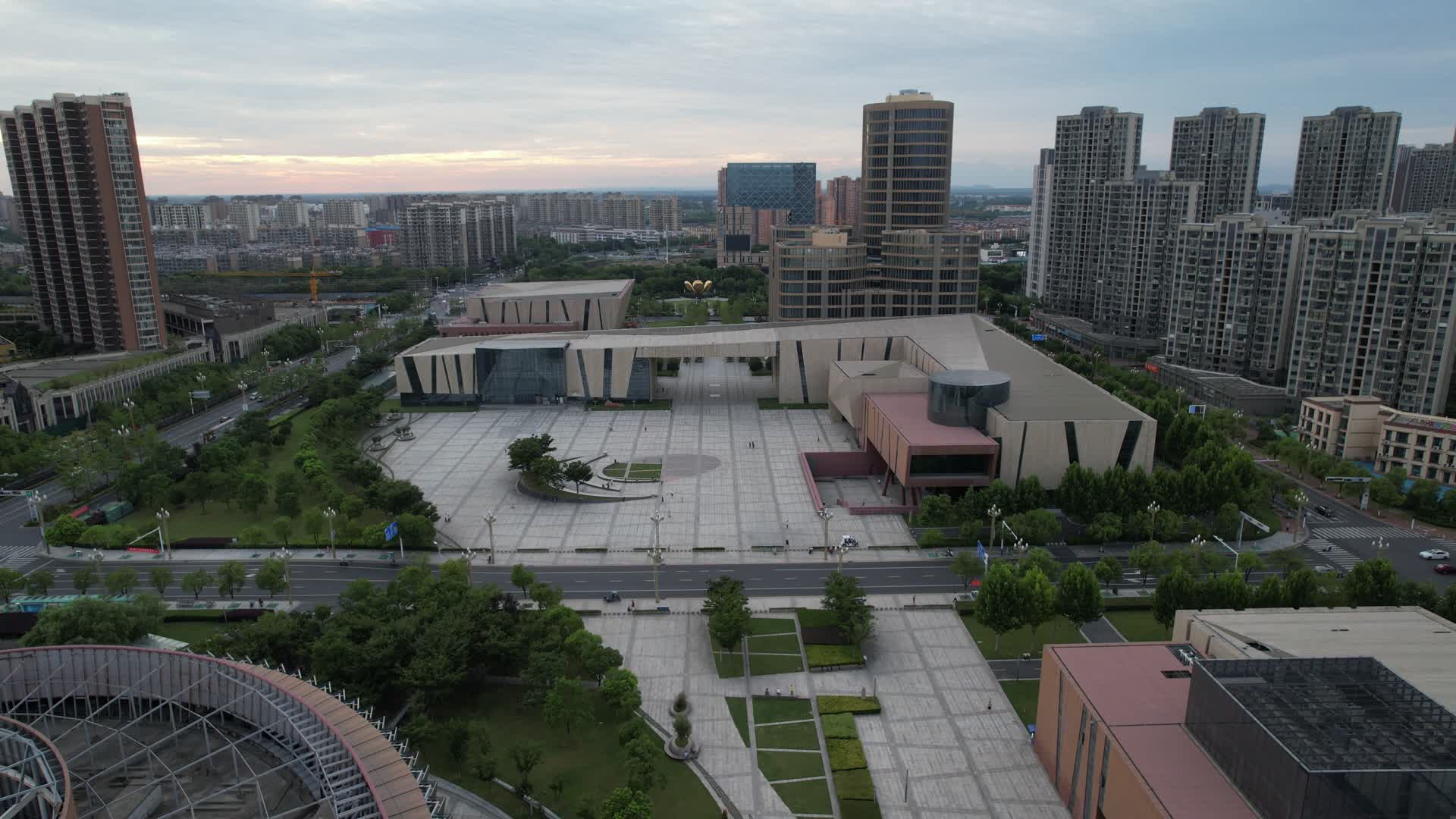 4K航拍南京江北新区六合新城市民广场视频的预览图