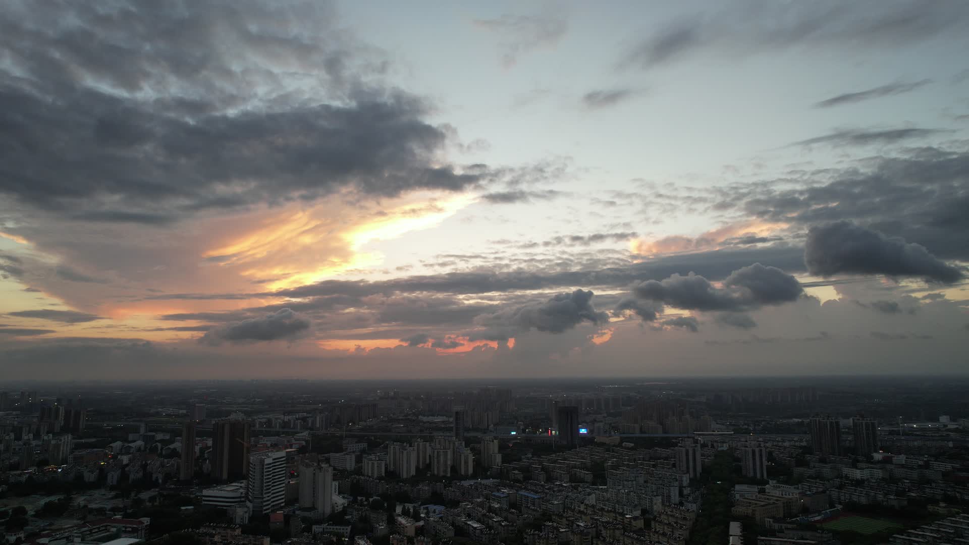4K航拍城市天空火烧云落日美景视频的预览图