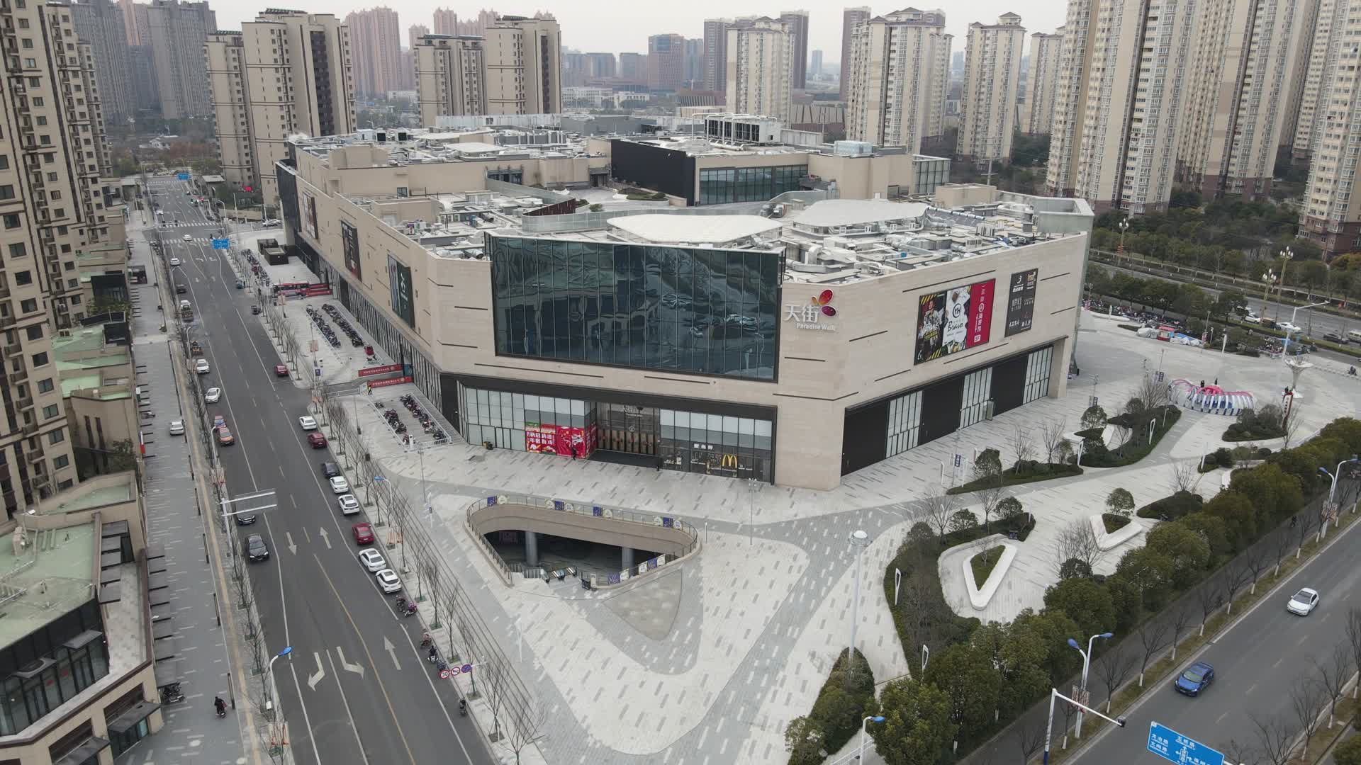 4K航拍南京城市地标六合龙湖天街大型商场视频的预览图