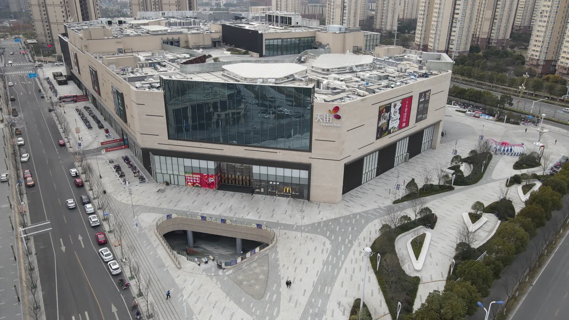 4K航拍南京城市地标六合龙湖天街大型商场视频的预览图