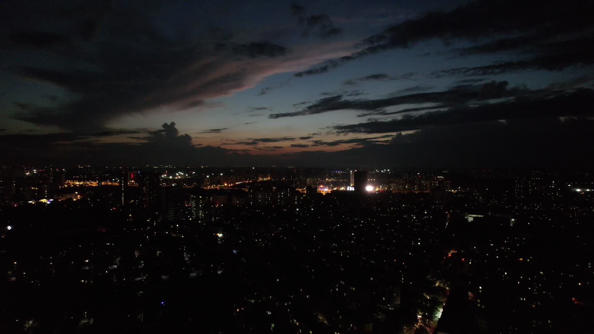 4K航拍城市天空晚霞超美晚霞落日美景视频的预览图
